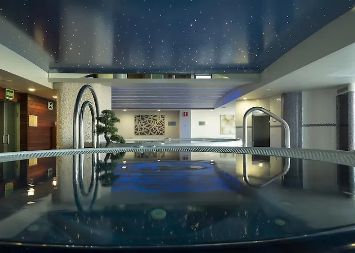 & Real Ciudad De מלון 4*